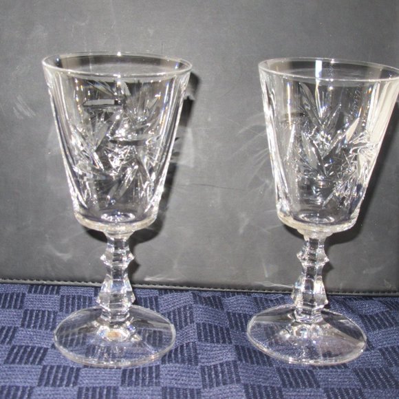 2 Pinwheel pattern Crystal Glasses - Picture 1 of 7